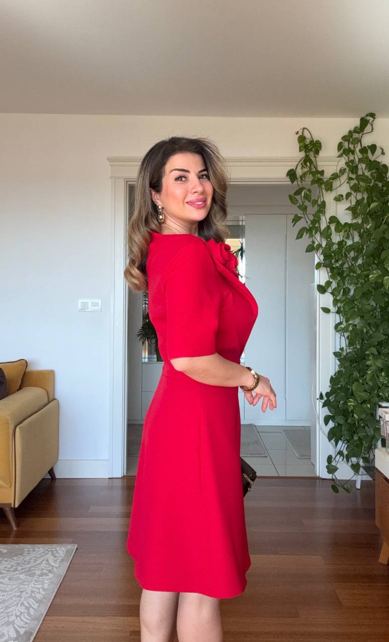 OMUZ ÇİÇEK DETAYLI KLASİK ELBİSE – KIRMIZI