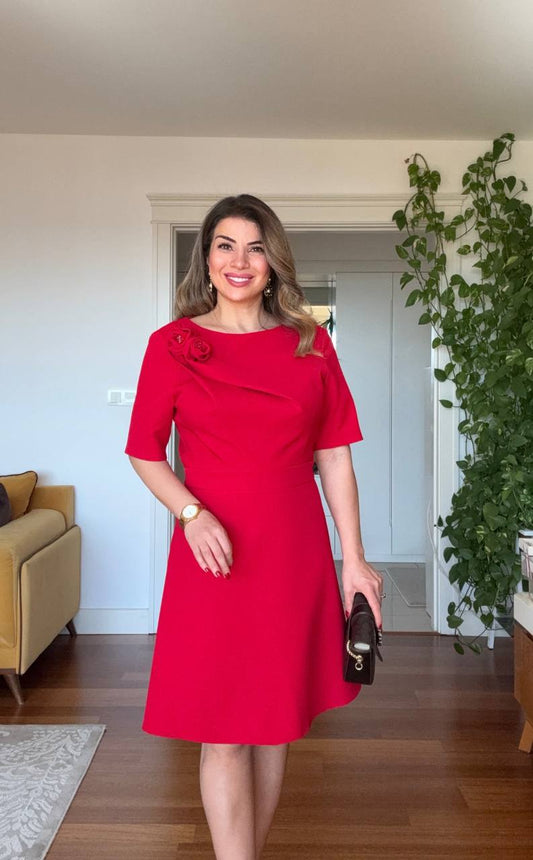 OMUZ ÇİÇEK DETAYLI KLASİK ELBİSE – KIRMIZI