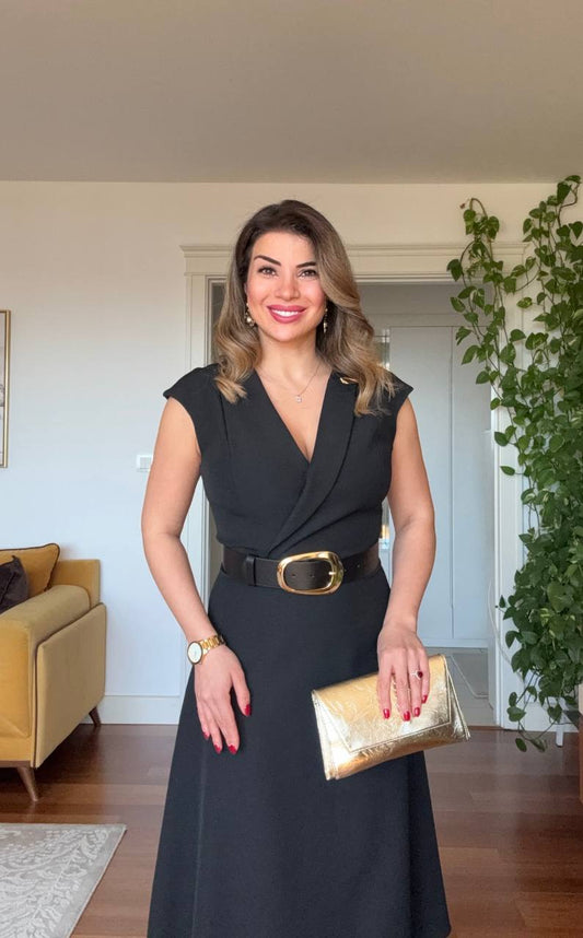 ALTIN TOKA DETAYLI KRUVAZE YAKA MİDİ ELBİSE - SİYAH