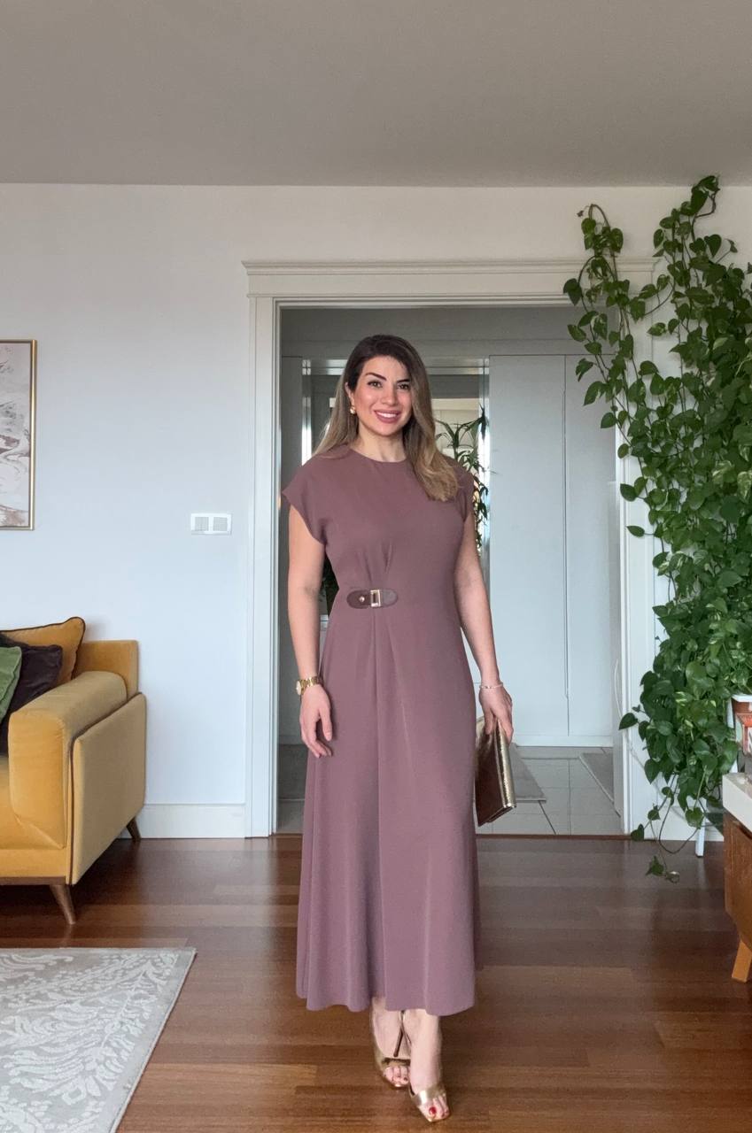 GOLD TOKA DETAYLI BEL AKSESUARLI KISA KOL MİDİ ELBİSE – KAHVE