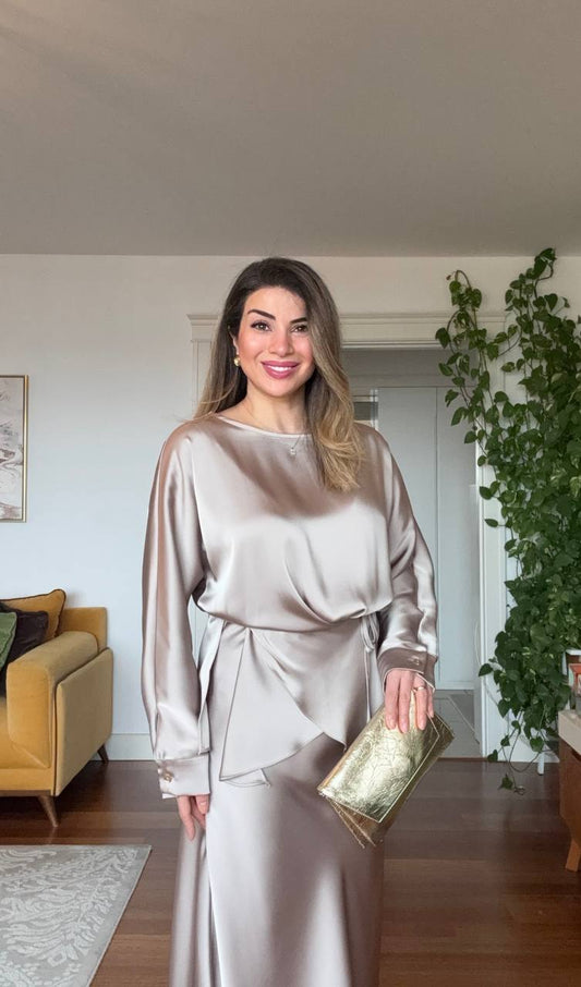 SATEN DOKULU ŞIK BLUZ VE UZUN ETEK TAKIM – ŞAMPANYA