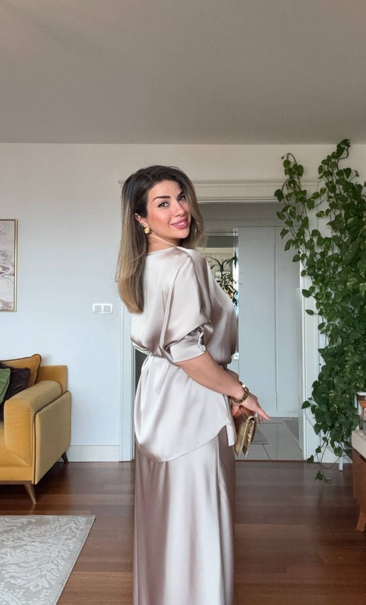 SATEN DOKULU ŞIK BLUZ VE UZUN ETEK TAKIM – ŞAMPANYA
