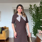 YAKA DETAYLI CEPLİ KISA KOL MİNİ ELBİSE - KAHVERENGİ