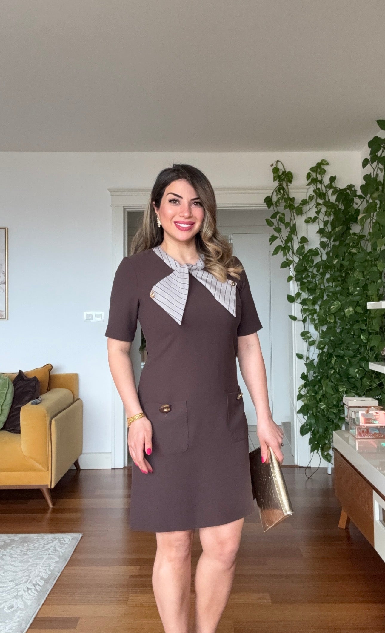 YAKA DETAYLI CEPLİ KISA KOL MİNİ ELBİSE - KAHVERENGİ