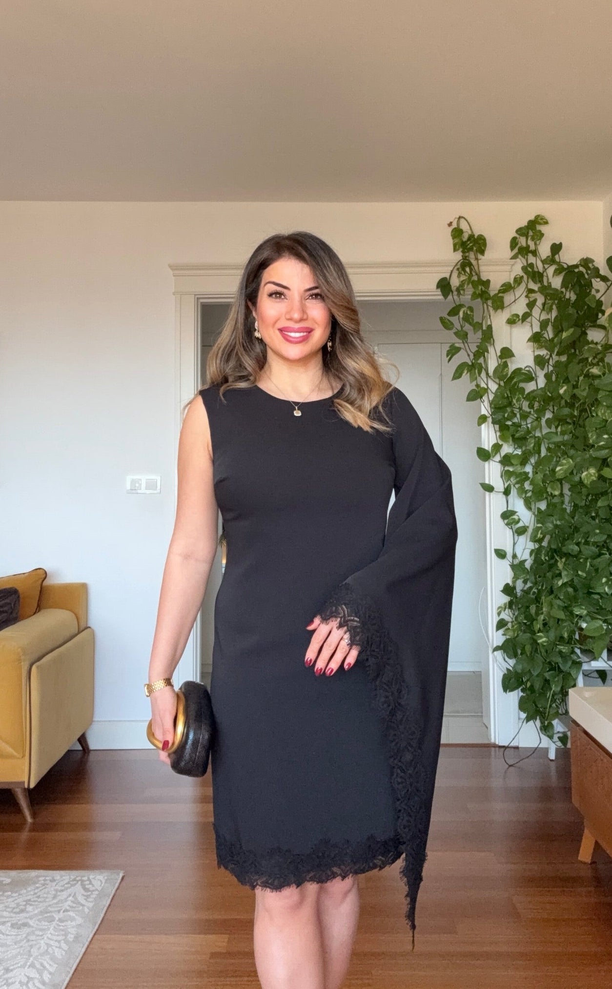 TEK KOL DETAYLI DANTEL GARNİLİ ELBİSE - SİYAH