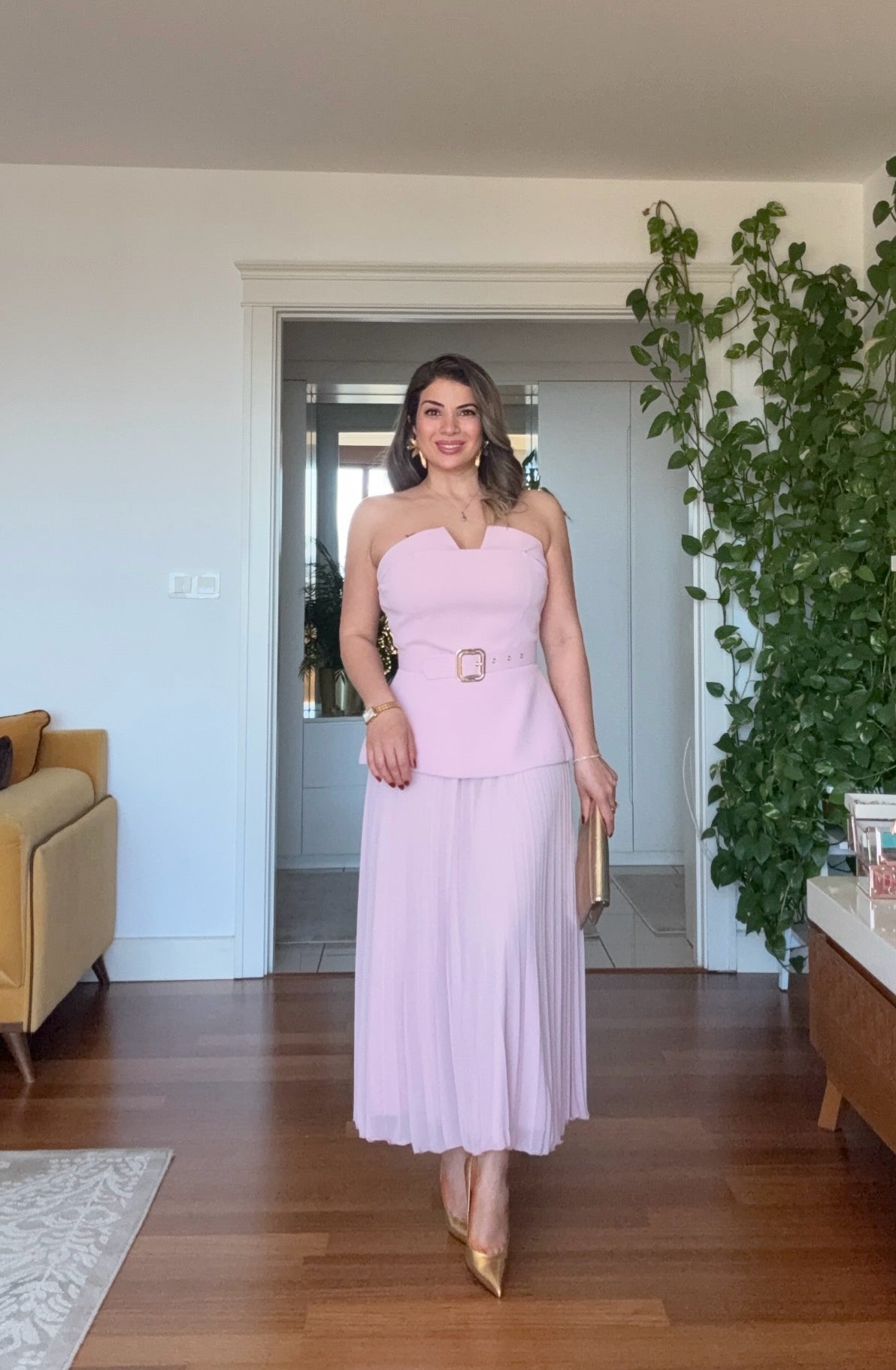KEMER DETAYLI PİLİSELİ UZUN ABİYE ELBİSE - PUDRA