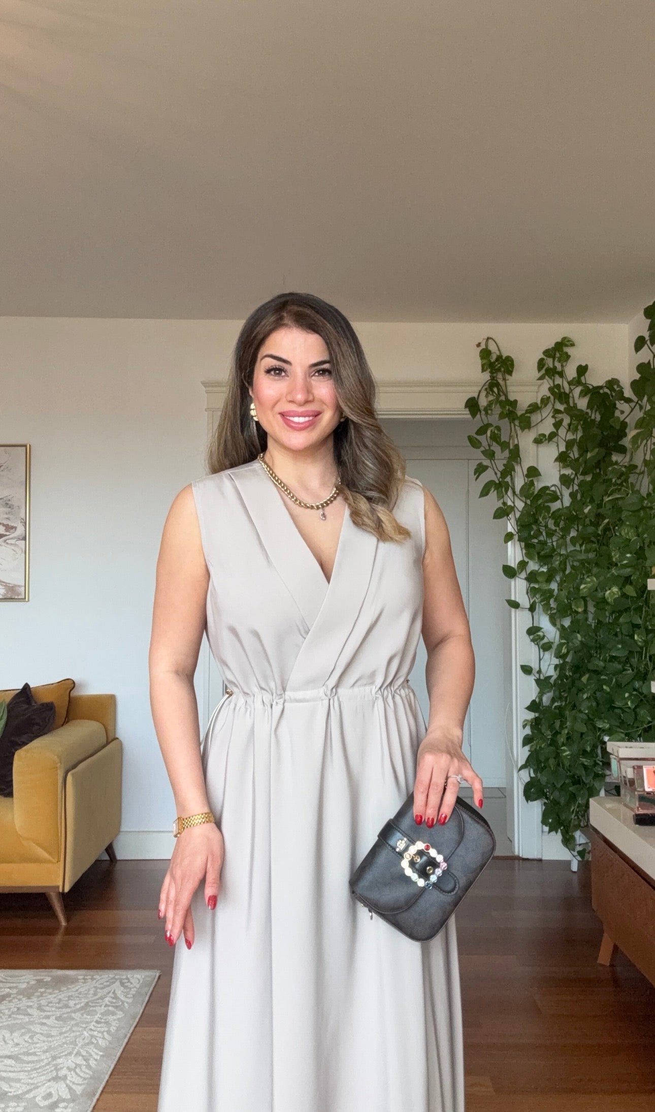 V YAKA KRUVAZE KESİM BELİ LASTİKLİ KOLSUZ MAXİ BOY ELBİSE - TAŞ