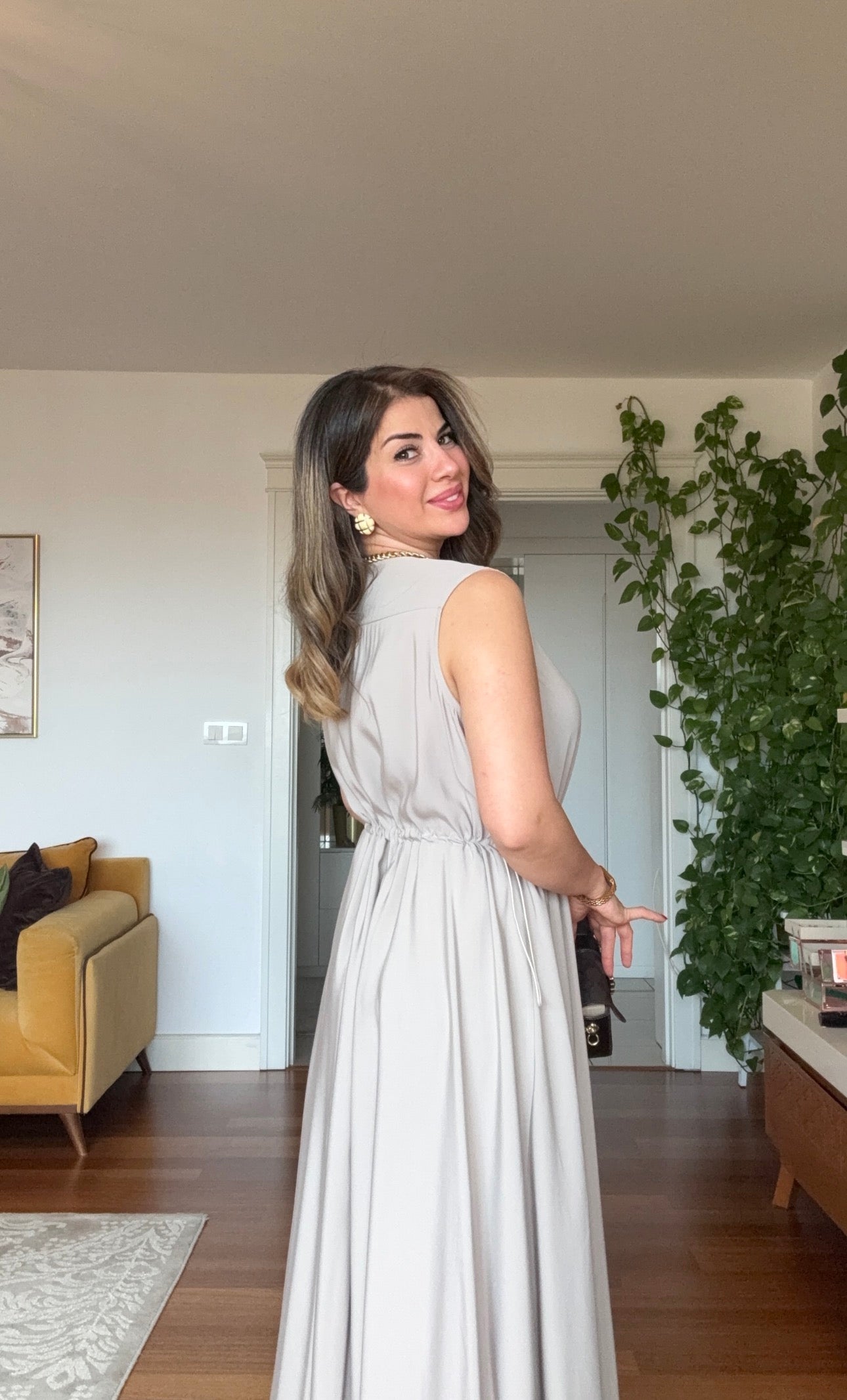 V YAKA KRUVAZE KESİM BELİ LASTİKLİ KOLSUZ MAXİ BOY ELBİSE - TAŞ
