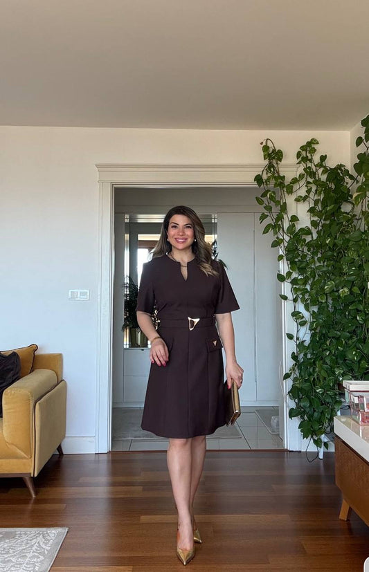 PRADA ÜÇGEN LOGO KESİK YAKA KEMER DETAYLI MIDI ELBİSE - KAHVERENGİ