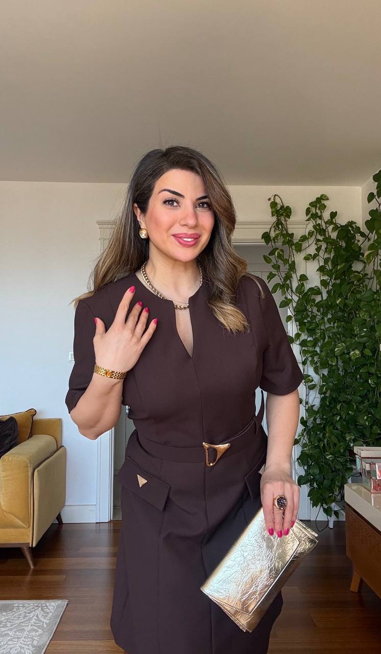 PRADA ÜÇGEN LOGO KESİK YAKA KEMER DETAYLI MIDI ELBİSE - KAHVERENGİ