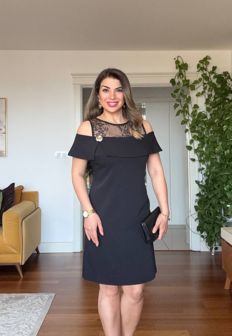 DANTEL DETAYLI MADONNA YAKA MİDİ ELBİSE- SİYAH
