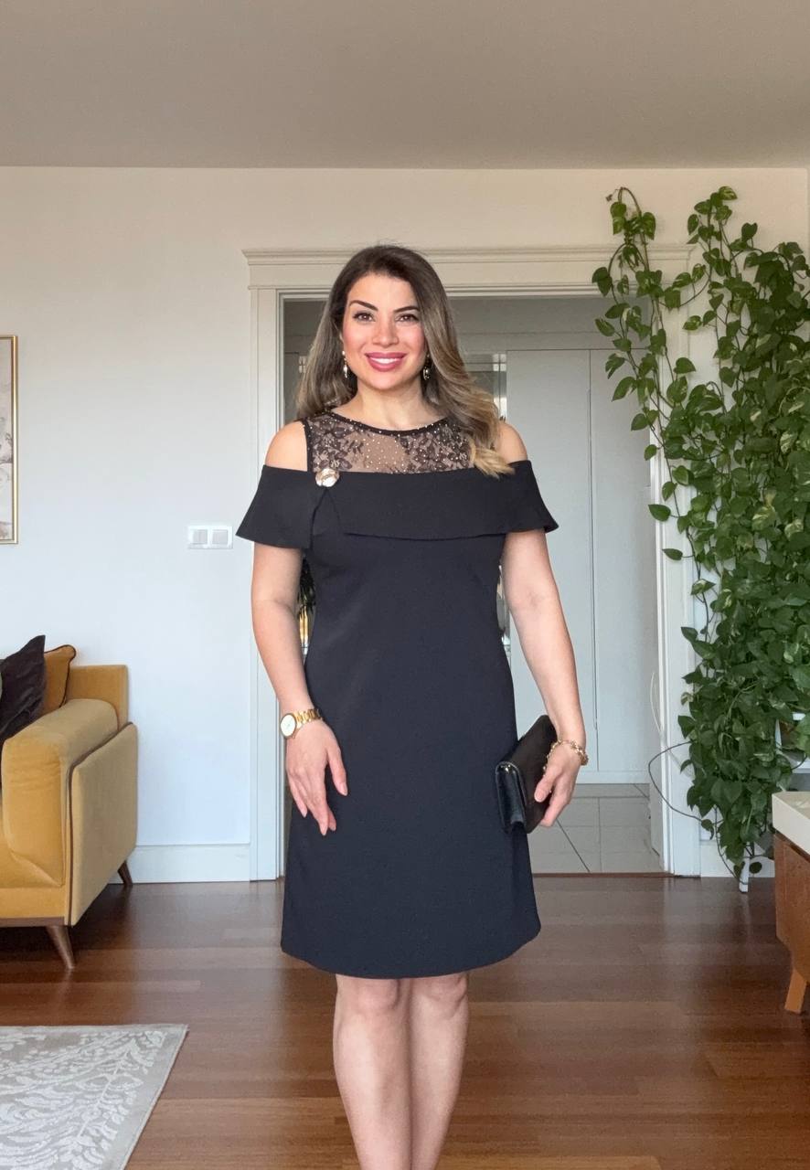 DANTEL DETAYLI MADONNA YAKA MİDİ ELBİSE- SİYAH