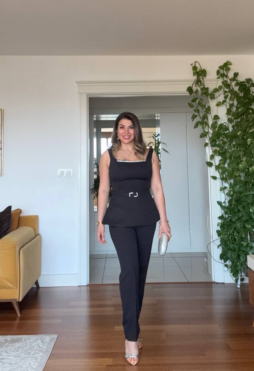TAŞ DETAYLI PEPLUM BLUZ & KEMERLİ PANTOLON TAKIM – SİYAH