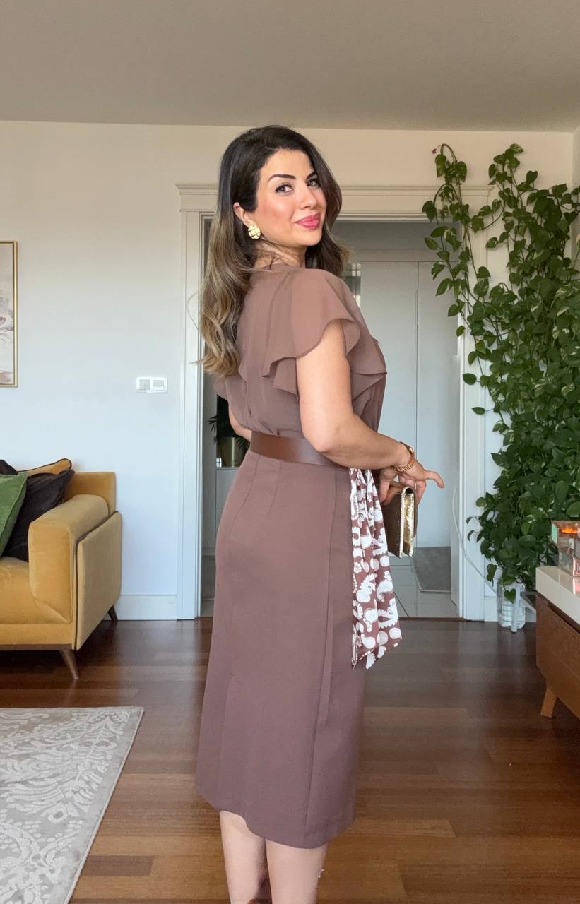 ŞİFON DETAYLI KEMER AKSESUARLI MİDİ ELBİSE - KAHVERENGİ
