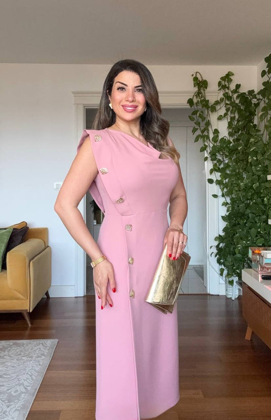 GOLD DÜĞME DETAYLI DRAPELİ MİDİ ELBİSE - PUDRA