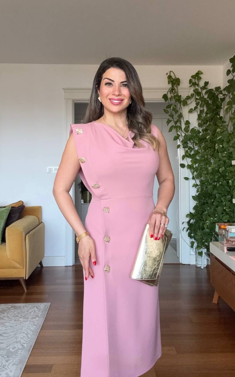 GOLD DÜĞME DETAYLI DRAPELİ MİDİ ELBİSE - PUDRA