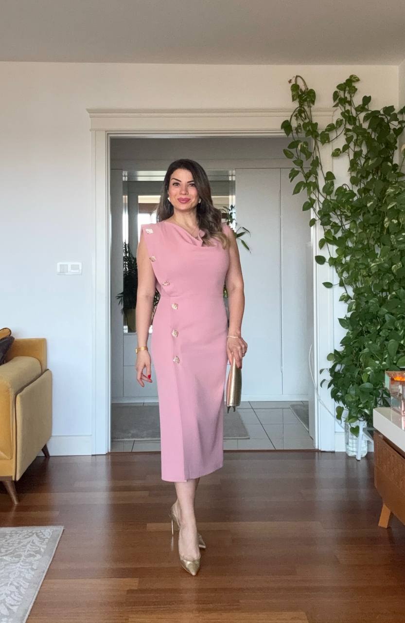 GOLD DÜĞME DETAYLI DRAPELİ MİDİ ELBİSE - PUDRA
