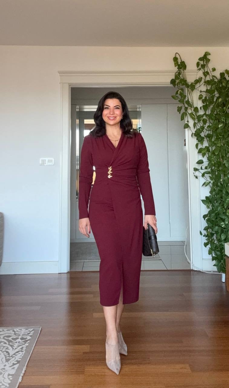 KRUVAZE YAKA DRAPELİ GOLD AKSESUAR DETAYLI ELBİSE - BORDO
