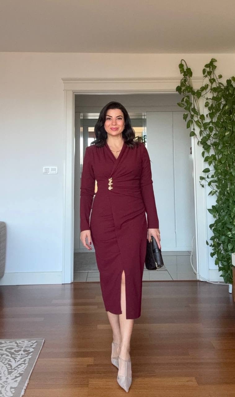 KRUVAZE YAKA DRAPELİ GOLD AKSESUAR DETAYLI ELBİSE - BORDO