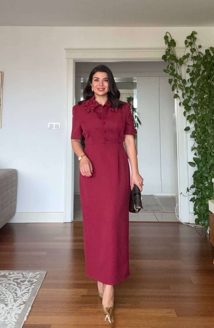 ÇİÇEK APLİKELİ GÖMLEK YAKA KISA KOLLU MİDİ ELBİSE - BORDO
