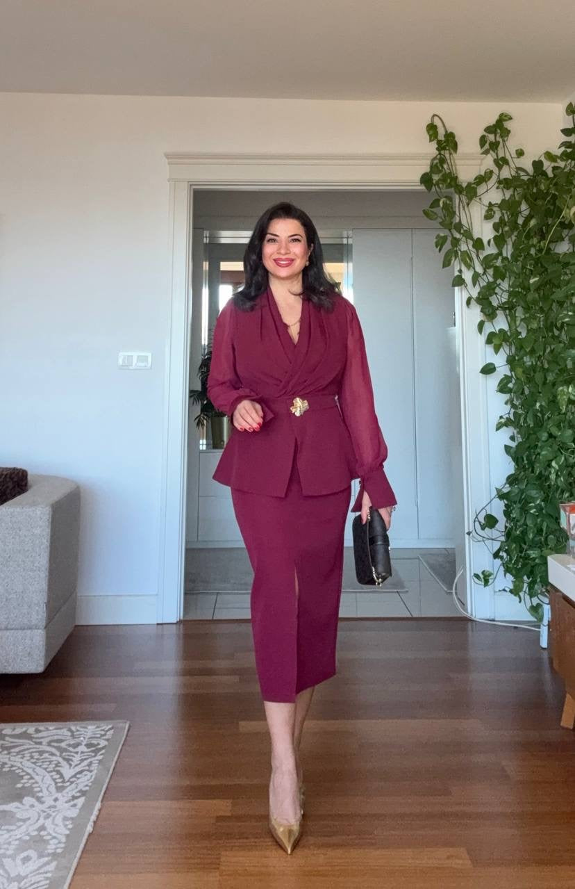 DRAPELİ KRUVAZE YAKA GOLD TOKA DETAYLI PEPLUM MİDİ ELBİSE - BORDO