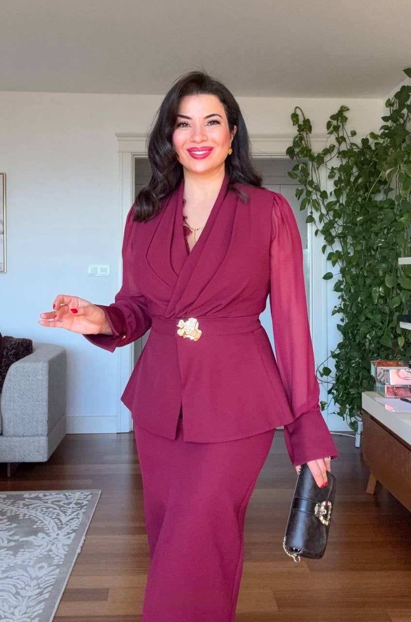 DRAPELİ KRUVAZE YAKA GOLD TOKA DETAYLI PEPLUM MİDİ ELBİSE - BORDO