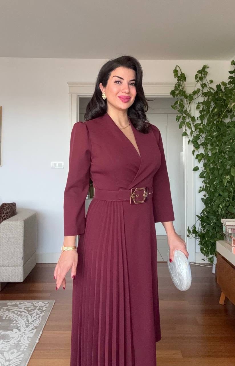 KRUVAZE V YAKA PİLE DETAYLI TOKALI KEMERLİ MİDİ ELBİSE - BORDO