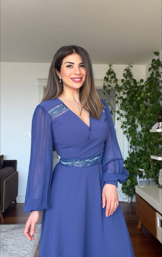 İŞLEME DETAYLI ŞİFON KOL MİDİ ELBİSE – SAKS MAVİ