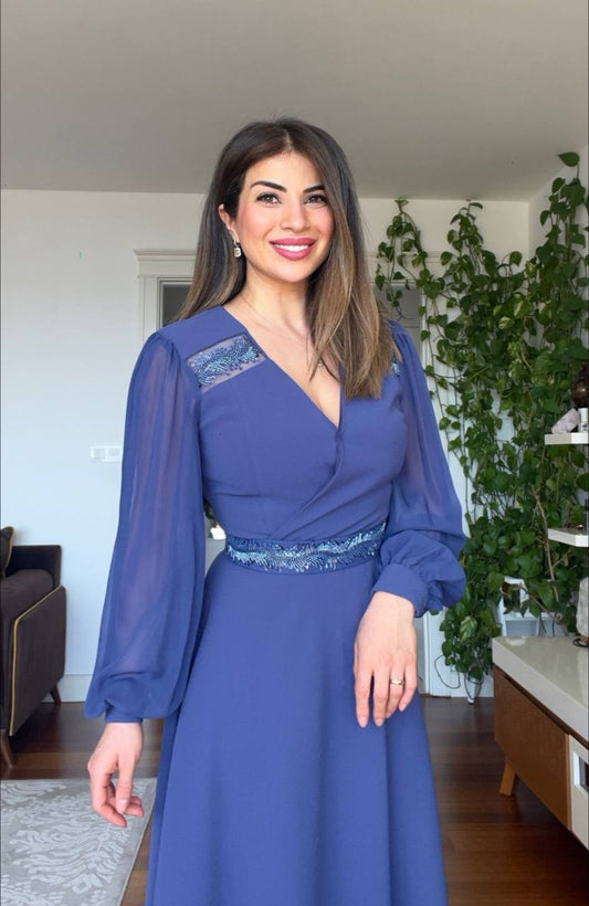 İŞLEME DETAYLI ŞİFON KOL MİDİ ELBİSE – SAKS MAVİ