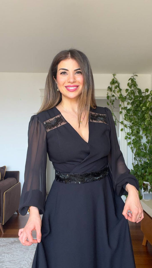 İŞLEME DETAYLI ŞİFON KOL MİDİ ELBİSE – SİYAH