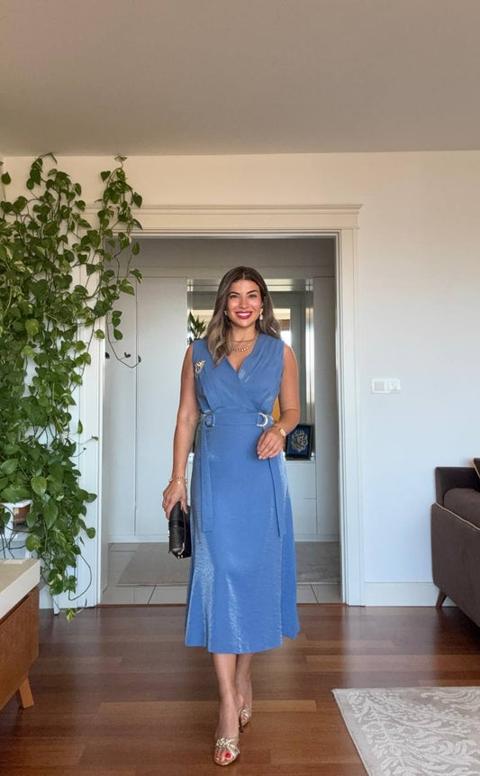 SATEN GÖRÜNÜMLÜ KEMER DETAYLI KRUVAZE ELBİSE – MAVİ