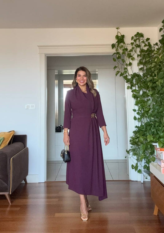 DRAPELİ BROŞ DETAYLI UZUN ELBİSE - MÜRDÜM