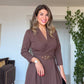 KRUVAZE YAKA KEMERLİ MİDİ ELBİSE - KAHVE