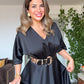 LEOPAR KEMER DETAYLI SATEN ELBİSE – SİYAH