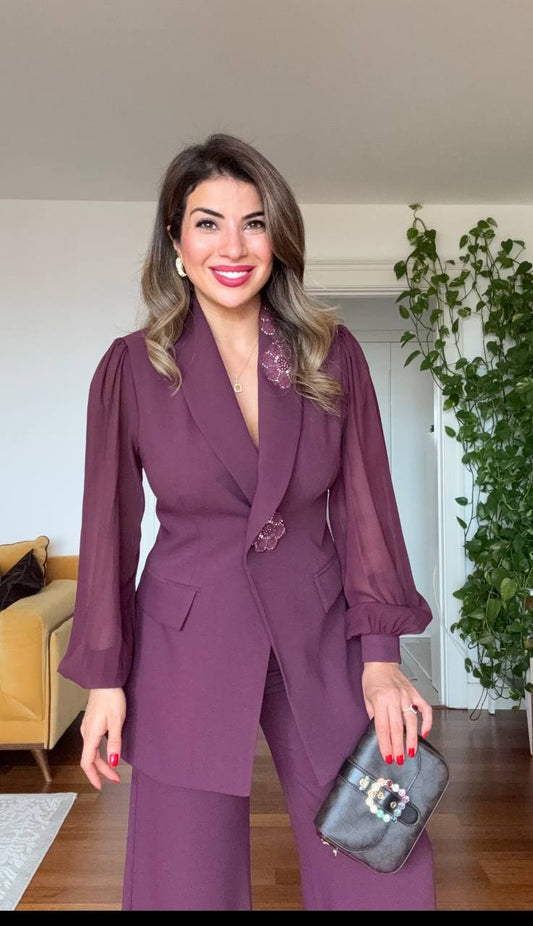 YAKASI ÇİÇEK DETAYLI ŞIK TAKIM – MÜRDÜM