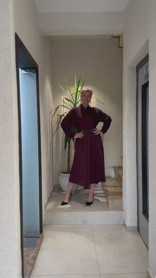 KEMER DETAYLI GÖMLEK YAKA DÖKÜMLÜ MİDİ ELBİSE – BORDO (Büyük Beden)